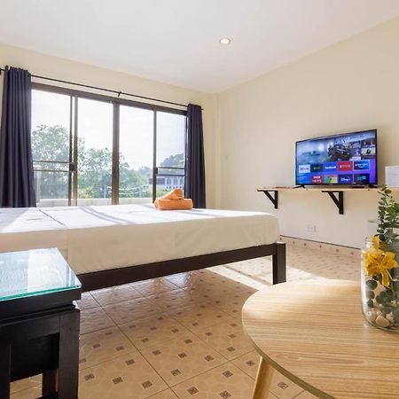 Club22 Kamala Suites, Pantai Kamala Bagian luar foto