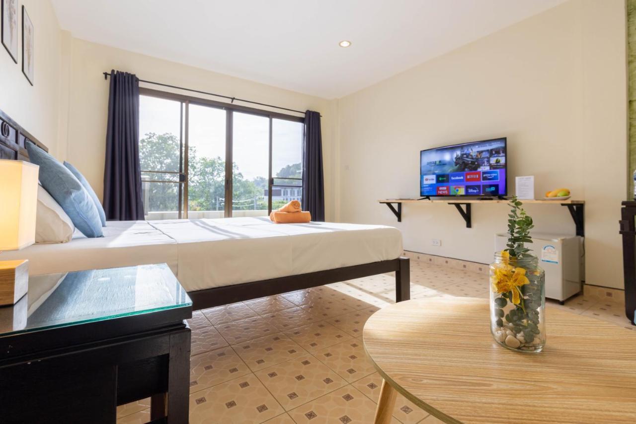 Club22 Kamala Suites, Pantai Kamala Bagian luar foto