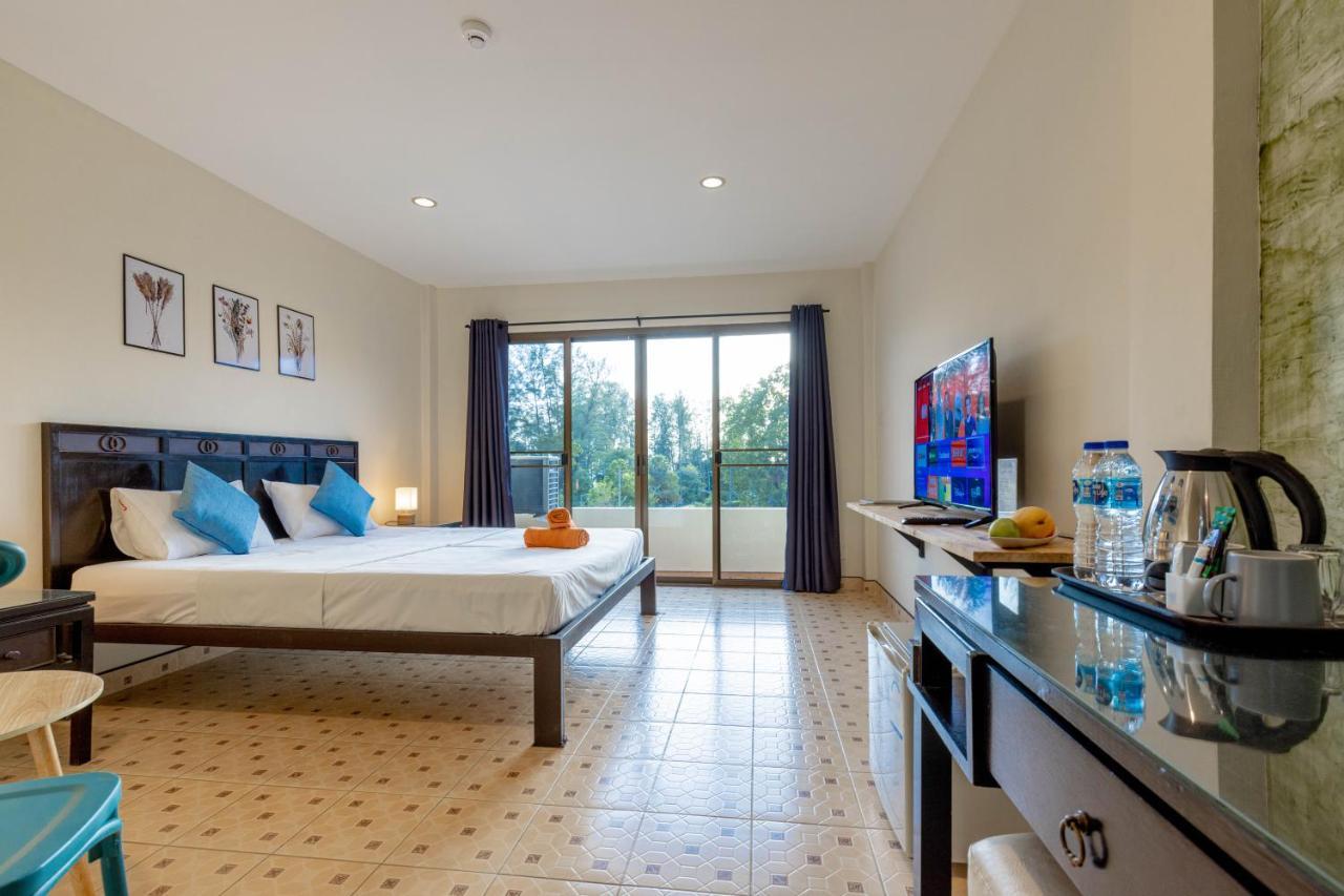 Club22 Kamala Suites, Pantai Kamala Bagian luar foto