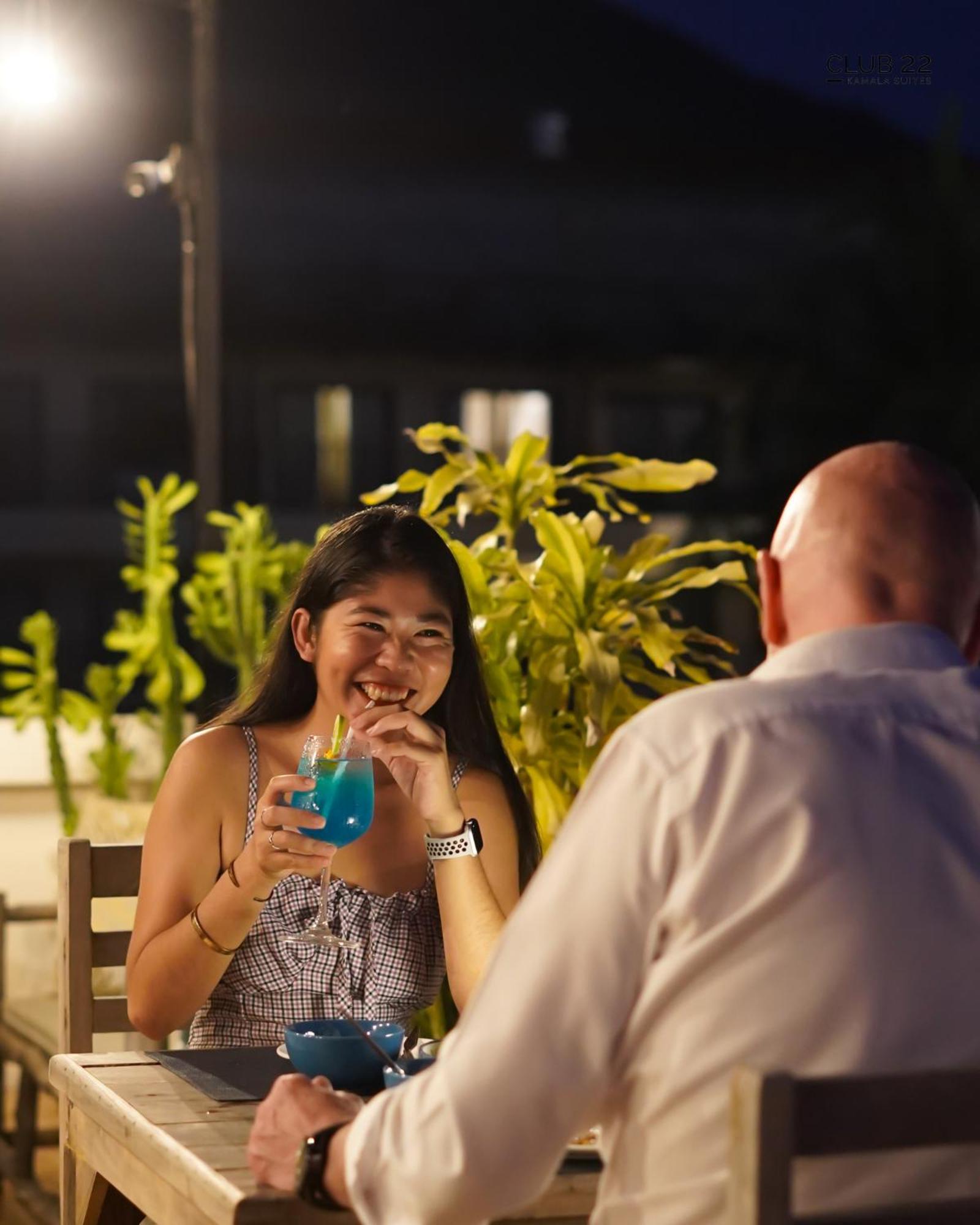 Club22 Kamala Suites, Pantai Kamala Bagian luar foto