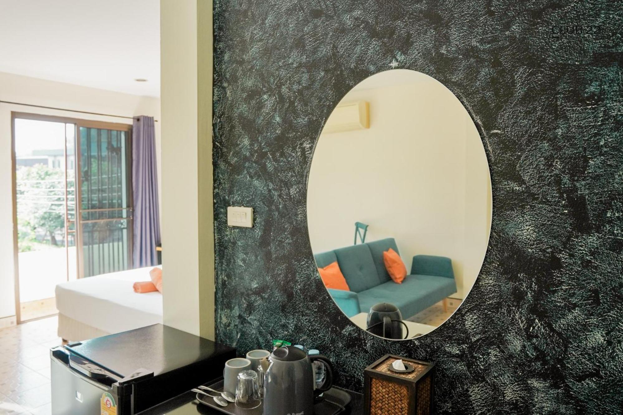 Club22 Kamala Suites, Pantai Kamala Bagian luar foto